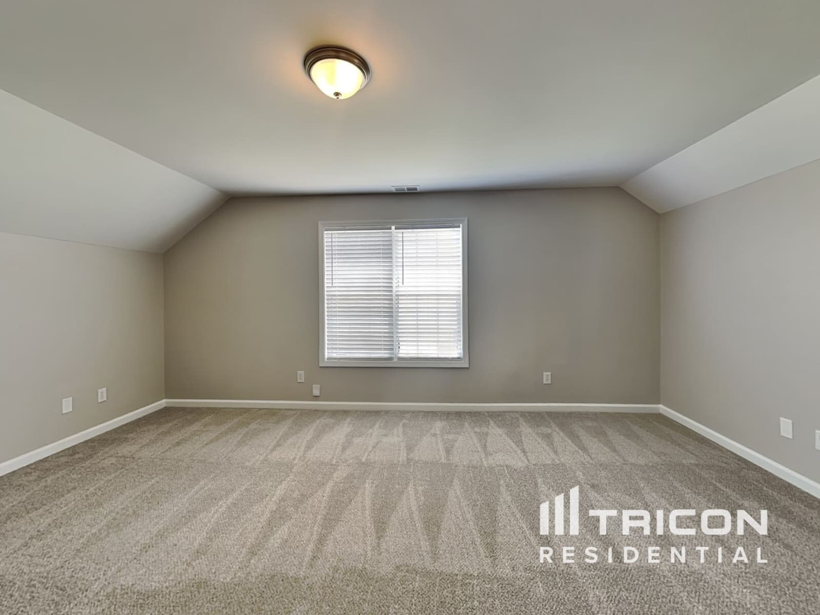 Building Photo - 9260 Carnes Estates Dr
