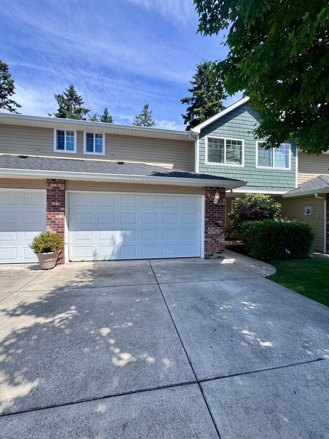 Building Photo - EZ living, Private Townhome setting Central Vancouver
