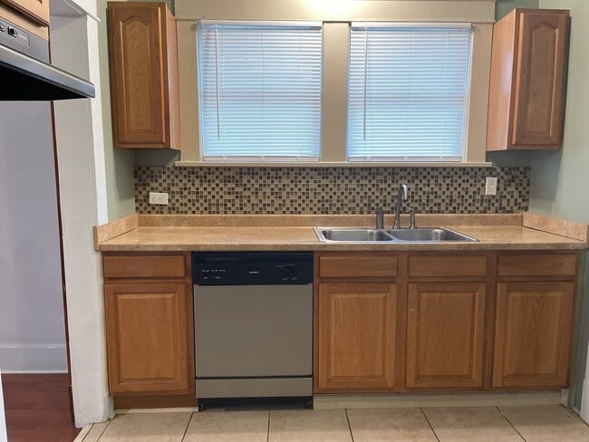 Building Photo - Spacious House in the U of M Area! Coming ...