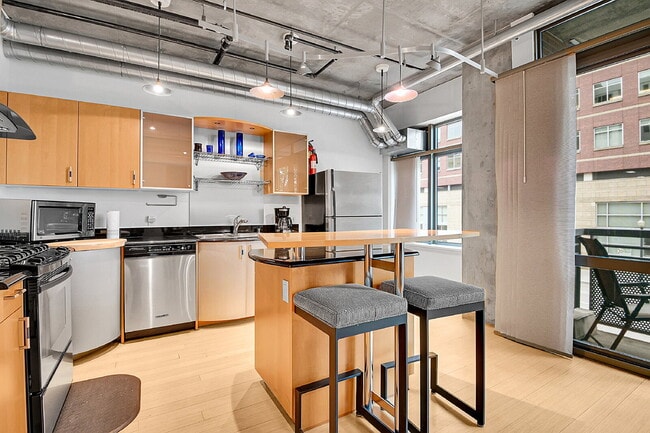 Building Photo - $1,850, 1 bed, 1.5 bath located in Denver ...