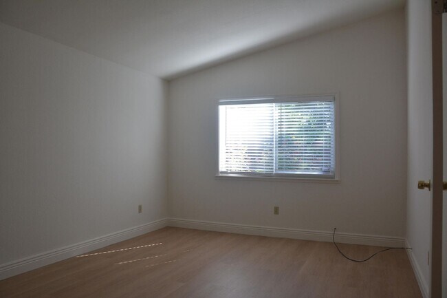 Building Photo - Sharp Pittsburg 3/2