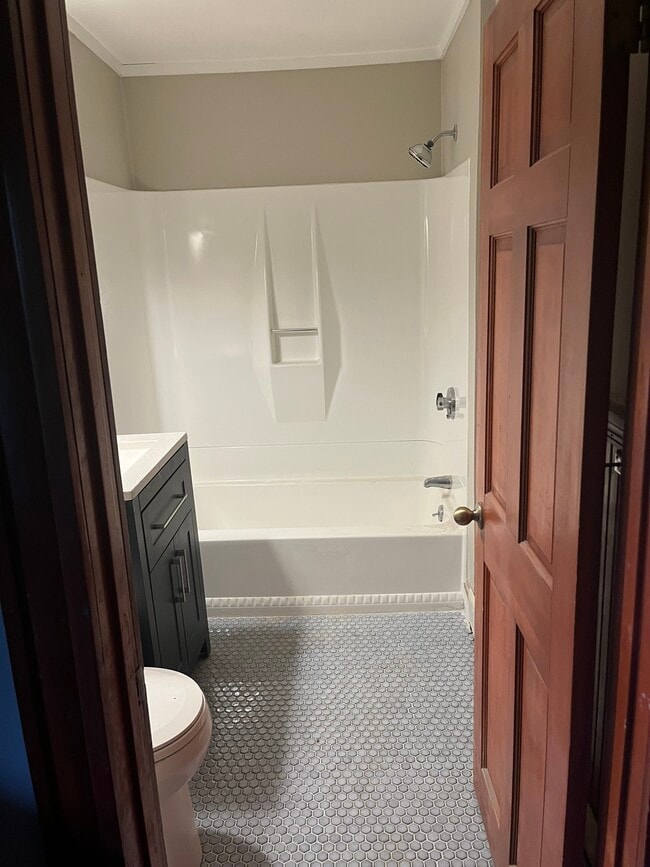 Building Photo - 107 Elm St