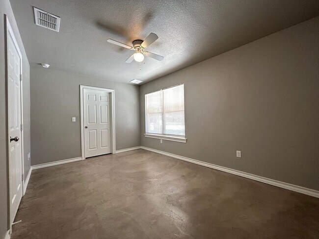 Building Photo - Beautiful Home Located Near High School, T...