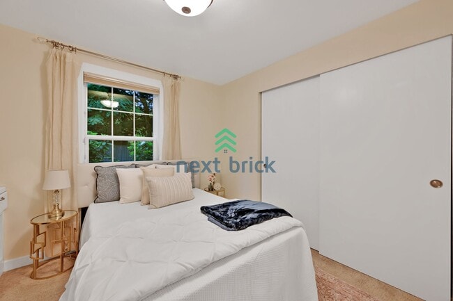 Building Photo - Charming 2-Bedroom Cottage in the Heart of...