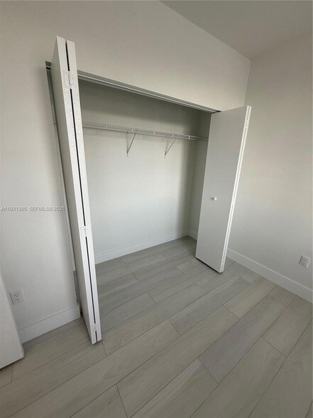 Building Photo - 1091 E 17th St