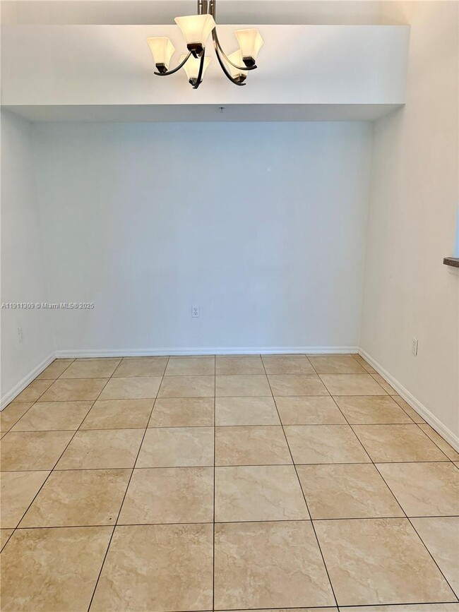 Building Photo - 1122 Villa Cir