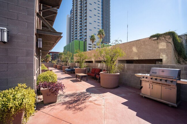 Building Photo - Central Phoenix Condo