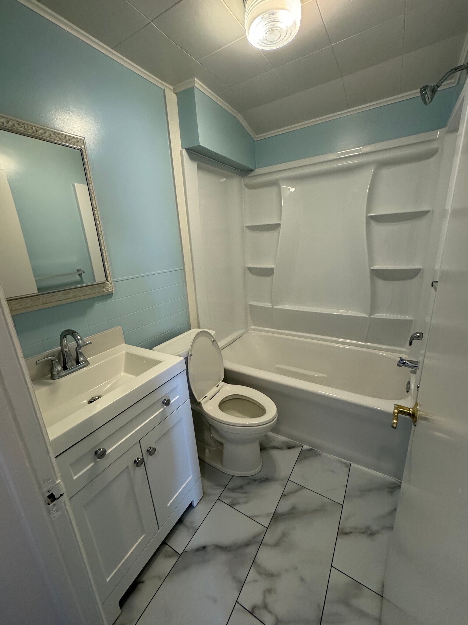 bathroom #1 with full tub - 410 N 4th St