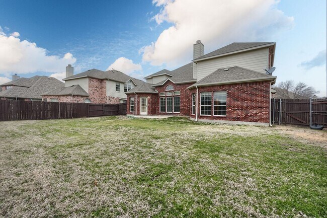 Building Photo - Stunning 5-Bedroom Home with Spacious Back...
