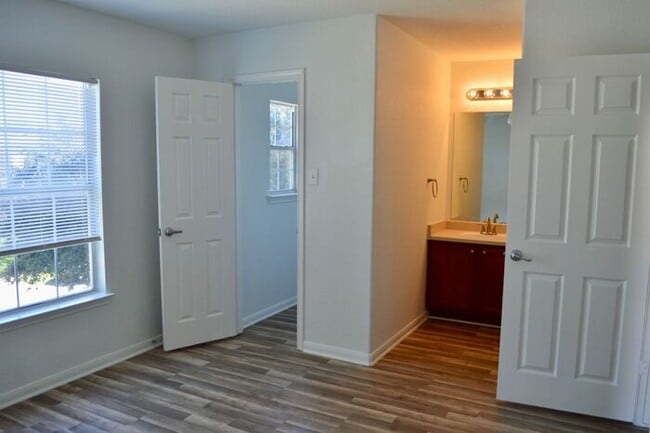 Building Photo - Amazing 4 bed 2 bath 2 story home in Hallie Heights!