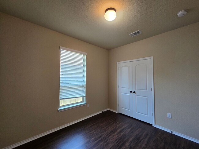 Building Photo - 3/2/2 Duplex Close To Creekside Shopping C...