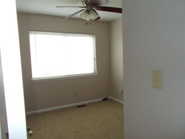 Building Photo - 3839 Staffordshire Ln