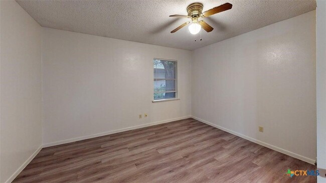 Building Photo - 1804 Clarawood Dr