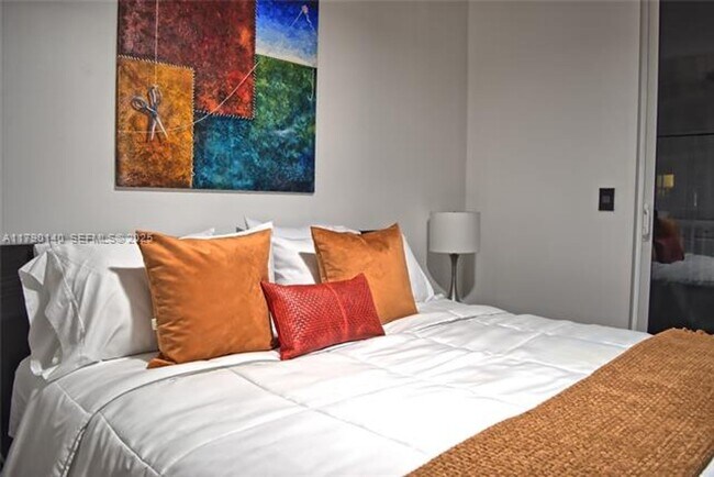 Building Photo - 170 SE 14th St