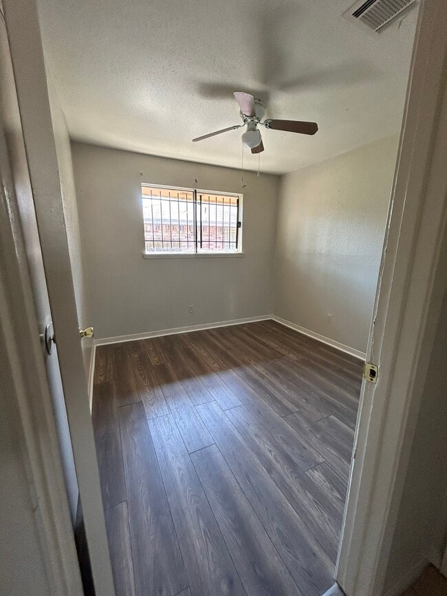 Building Photo - 7223 Valmont Dr