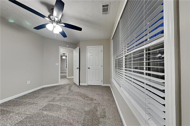 Building Photo - 230 Lake Valley Dr SW