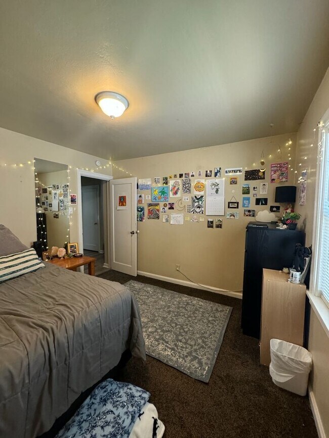 Building Photo - Private Rooms and Apartments Available Near SUU