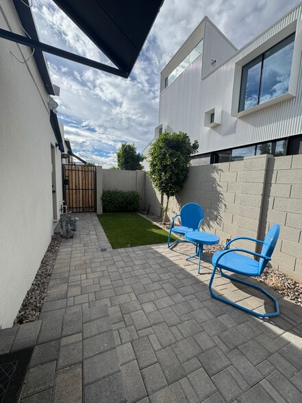 Building Photo - 1155 E Diamond St