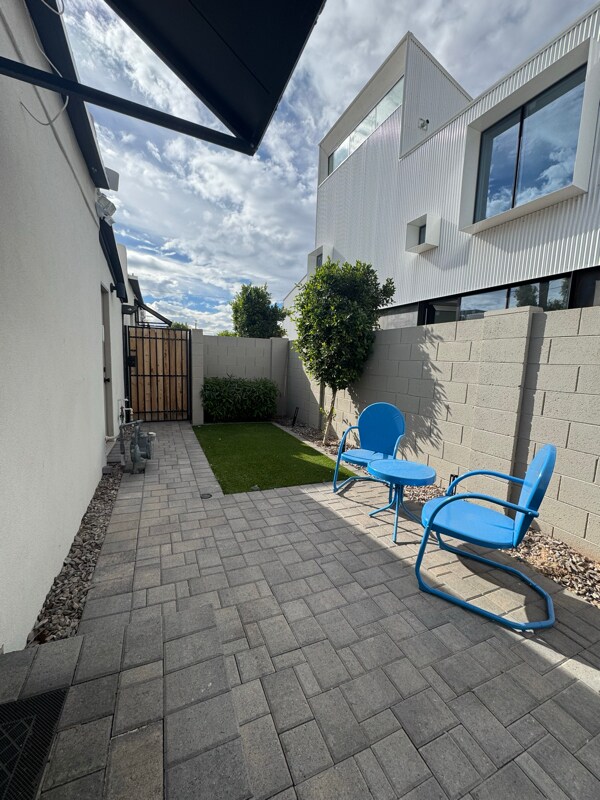 Building Photo - 1155 E Diamond St