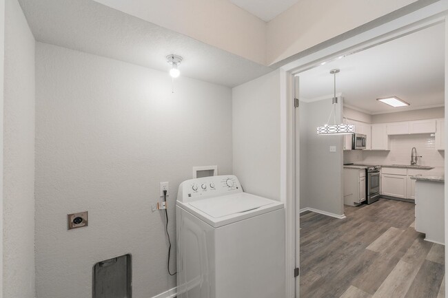 Building Photo - FULLY REMODELED 2 bedroom, 2 Bath in MONTI...