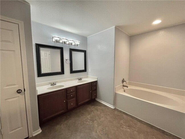 Building Photo - 608 Trail Dust Dr