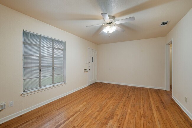 Building Photo - Rare Olmos Park Rental