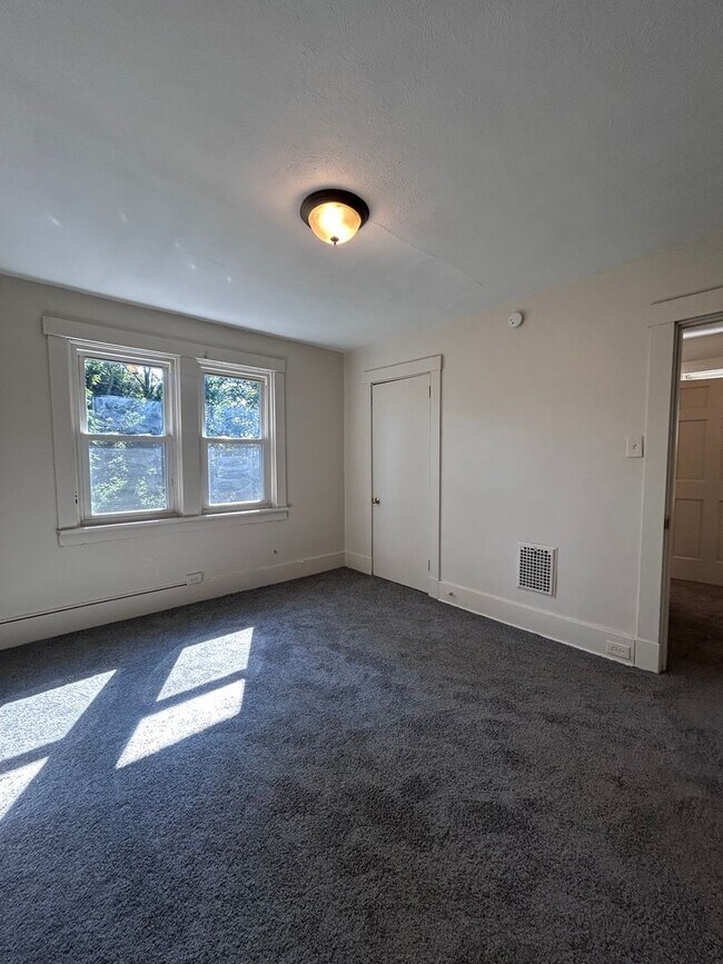 Building Photo - 3 Bedroom 1 Bathroom Home (Perry South)
