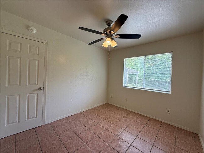 Building Photo - 1109 Village Green Dr