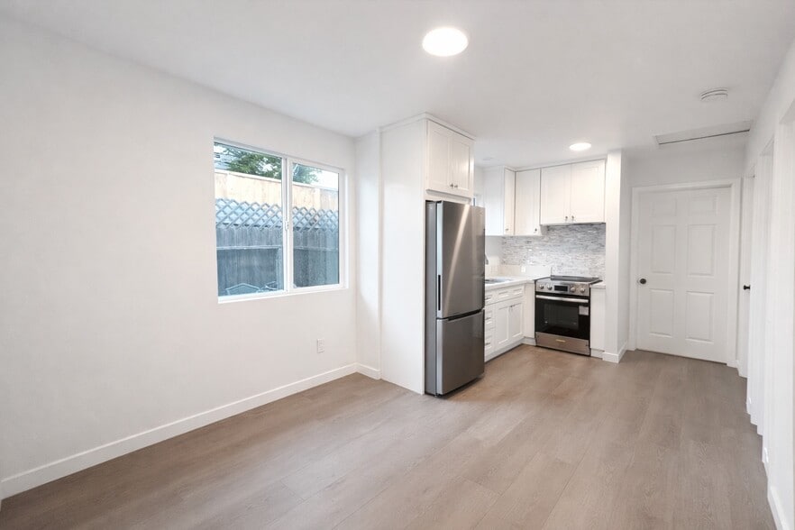 Building Photo - 6905 Noble Ave