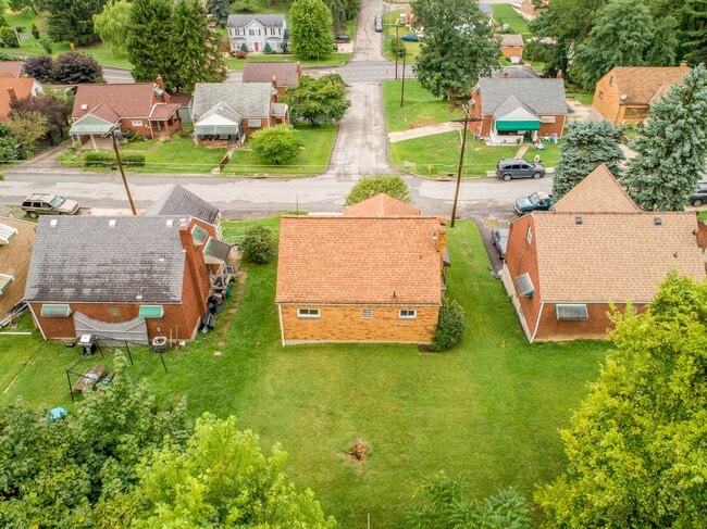 Building Photo - AVAILABLE AUGUST 1ST! DON'T MISS THIS BEAUTIFUL 3 BEDROOM IN WEST MIFFLIN!