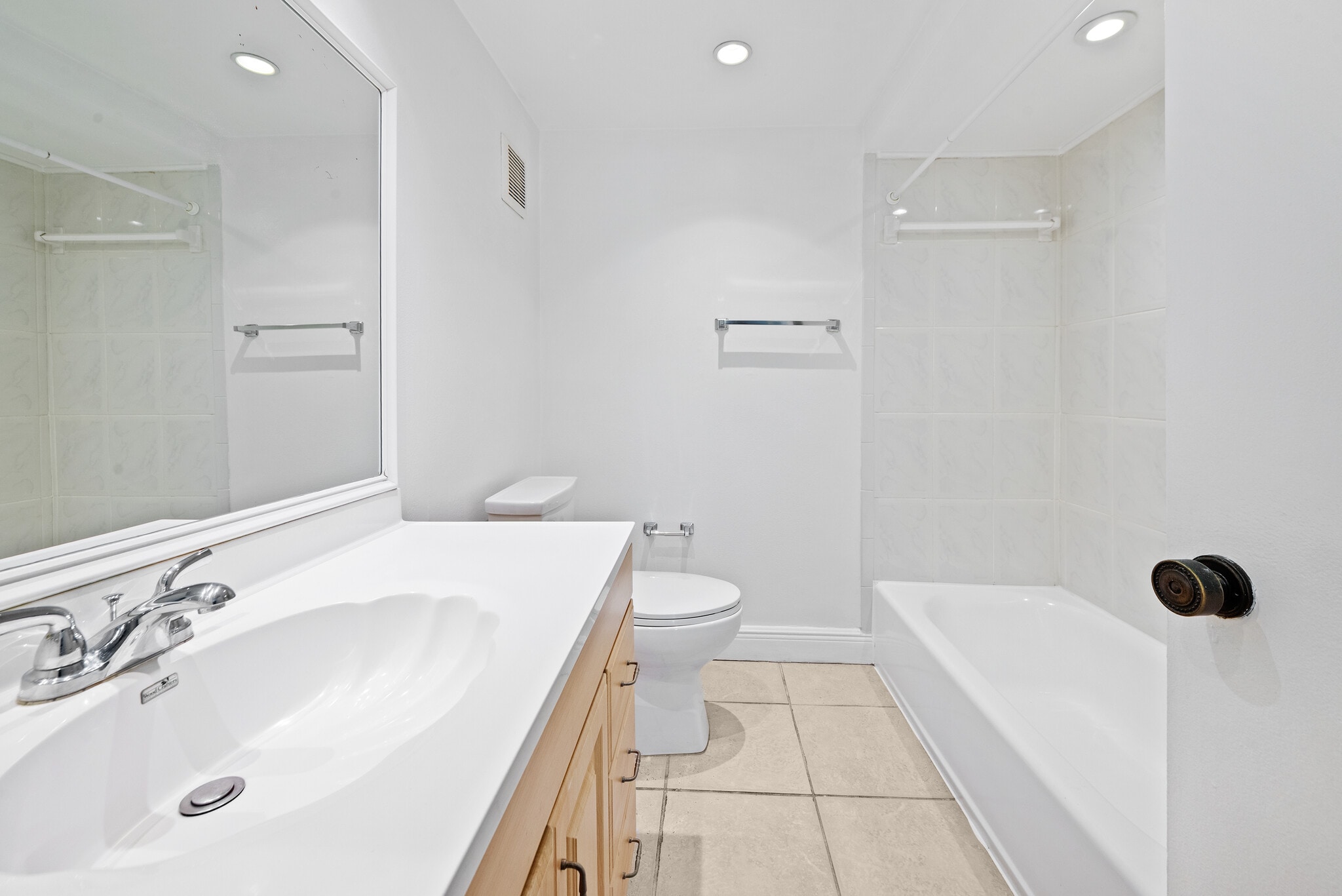 Building Photo - 140 Lakeview Dr