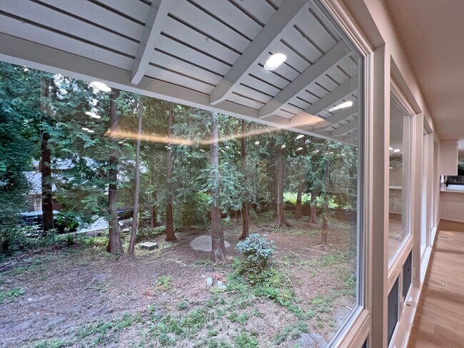 Building Photo - Freshly Remodeled 5BR Home in Prime Bellevue Enatai
