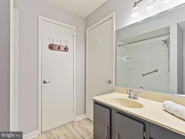 Building Photo - 303 Trinity Ct
