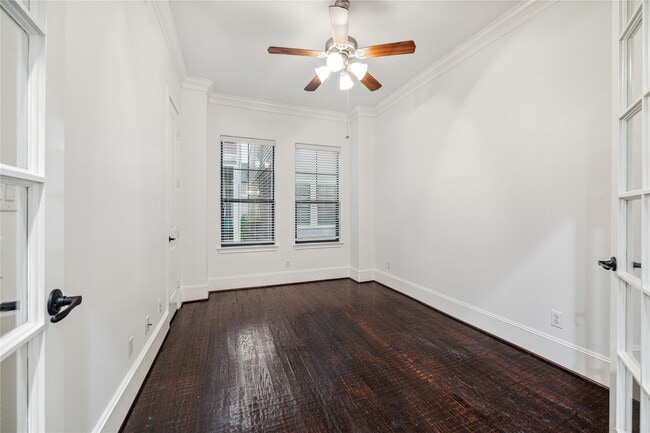 Building Photo - 1046 W 23rd St