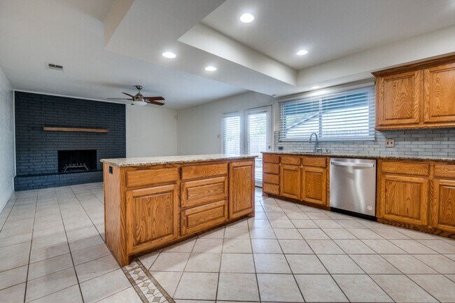 Building Photo - MODERN HOME IN THE HEART OF FORT WORTH!