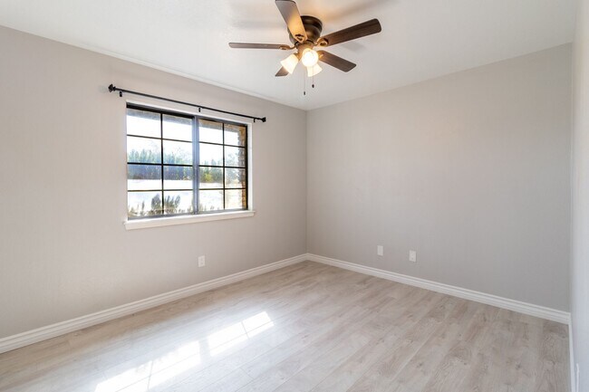 Building Photo - Beautiful 3/2 Apple Valley Home