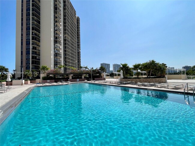 Building Photo - 20301 W Country Club Dr