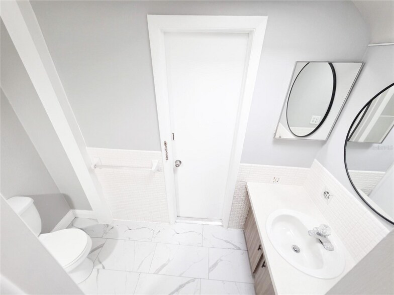 Building Photo - 7435 Hollyridge Dr