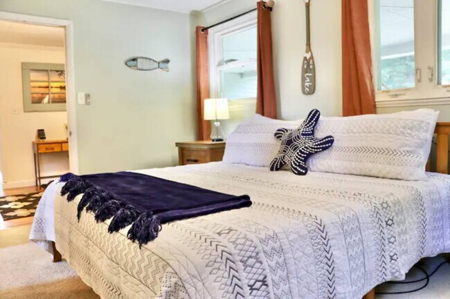 Master bedroom with king bed - 410 Jefferson St
