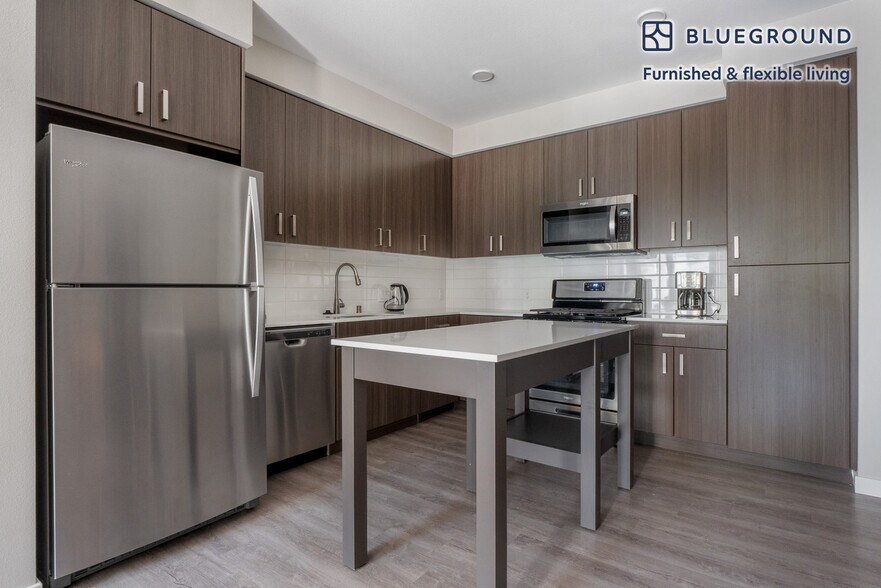 Building Photo - 3560 Rambla Pl
