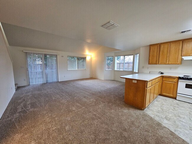 Building Photo - 1318 Golden Park Dr