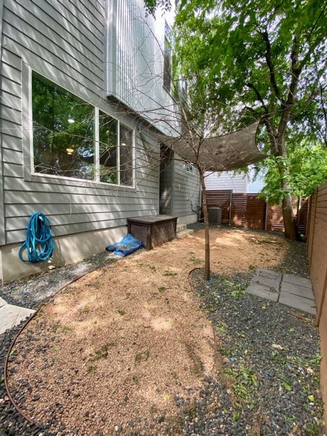 Building Photo - Beautiful Home Move in Ready Located minutes from Southtown!