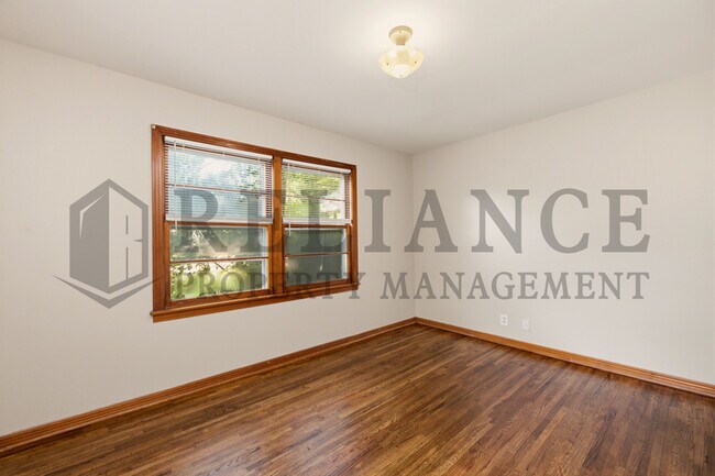 Building Photo - 1620 E Selma St