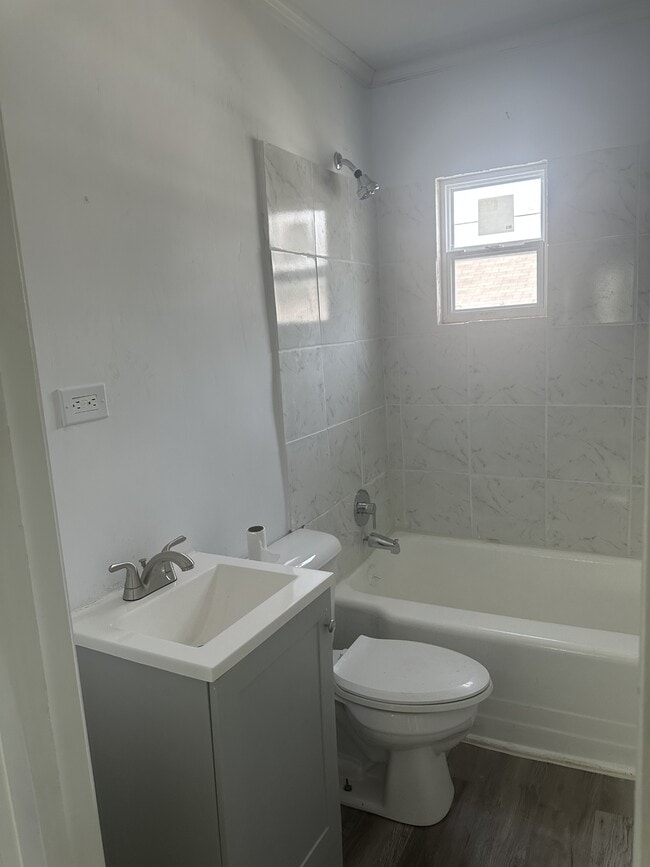 Building Photo - 105 Cabin St