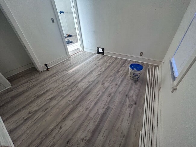 Building Photo - Remodeled 5 Bedroom 1 Bath Single Family Home