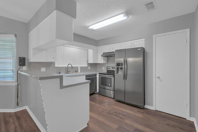 Building Photo - 156 Greenleaf Ln