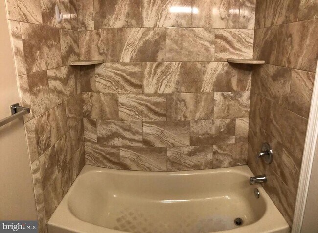 Building Photo - 1906 Fairmount Ave