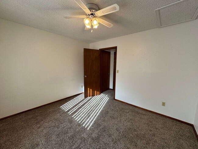 Building Photo - Open and bright top floor 2BD/2BA Condo wi...