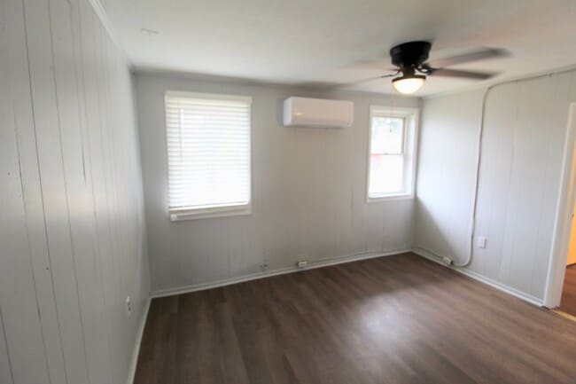Building Photo - Larger Renovated 2 Bed / 1 Bath Apartment ...