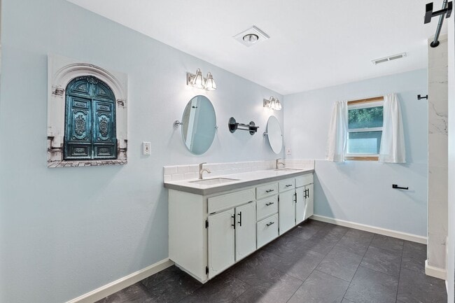 Building Photo - Beautiful 5-Bedroom close to Greenbluff. M...